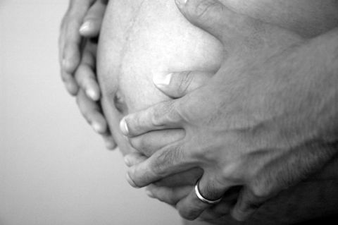 File:Hands on baby - Flickr - chellyc.jpg